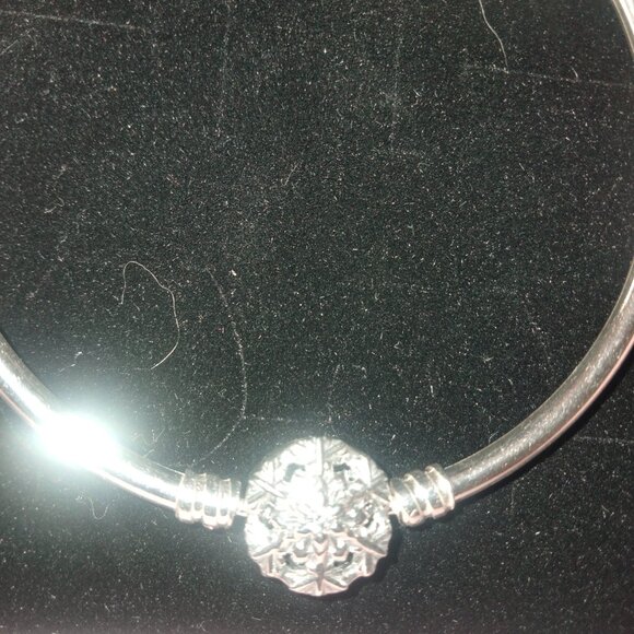 Pandora Moments Sparkling Snowflake Clasp Bangle - Picture 6 of 8